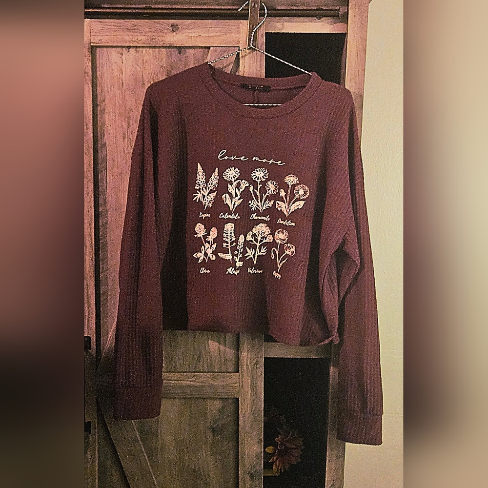 Queen Bees Flower Burgundy Tee